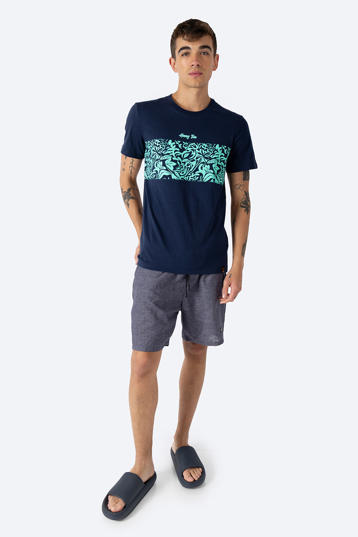 Playera azul marino con diseño franja con hojas - Hang Ten 