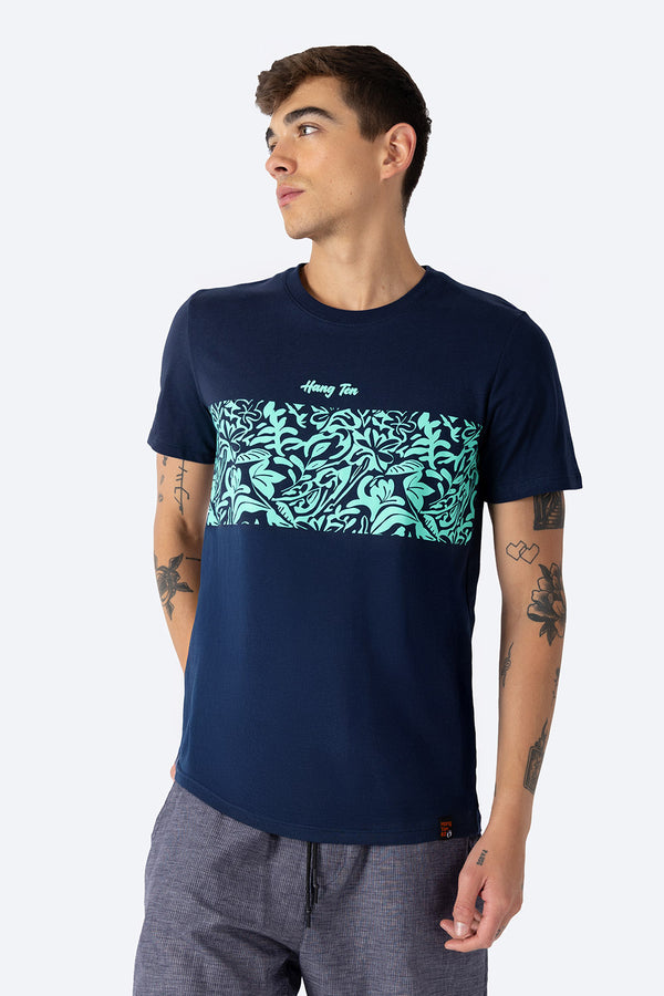 Playera azul marino con diseño franja con hojas - Hang Ten 