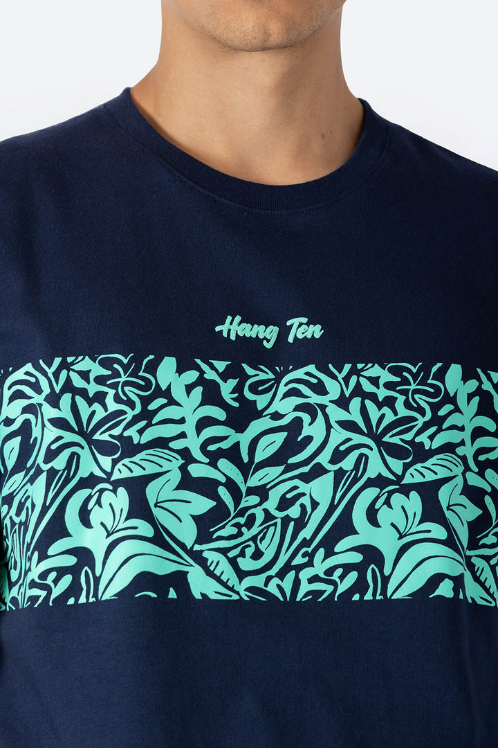 Playera azul marino con diseño franja con hojas - Hang Ten 