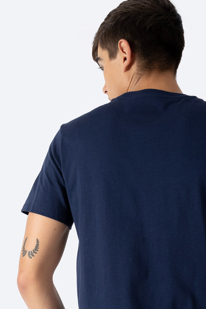Playera azul marino con diseño franja con hojas - Hang Ten 