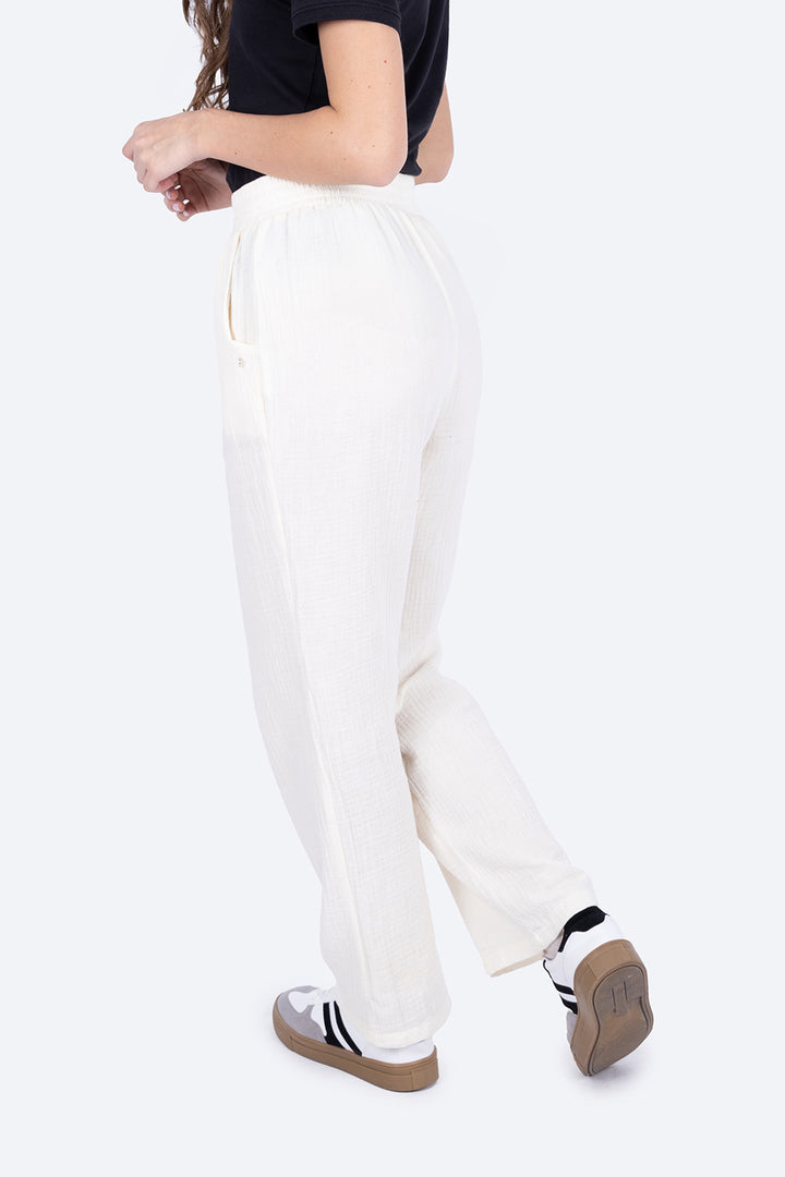 Pantalón casual beige con resorte  - Hang Ten