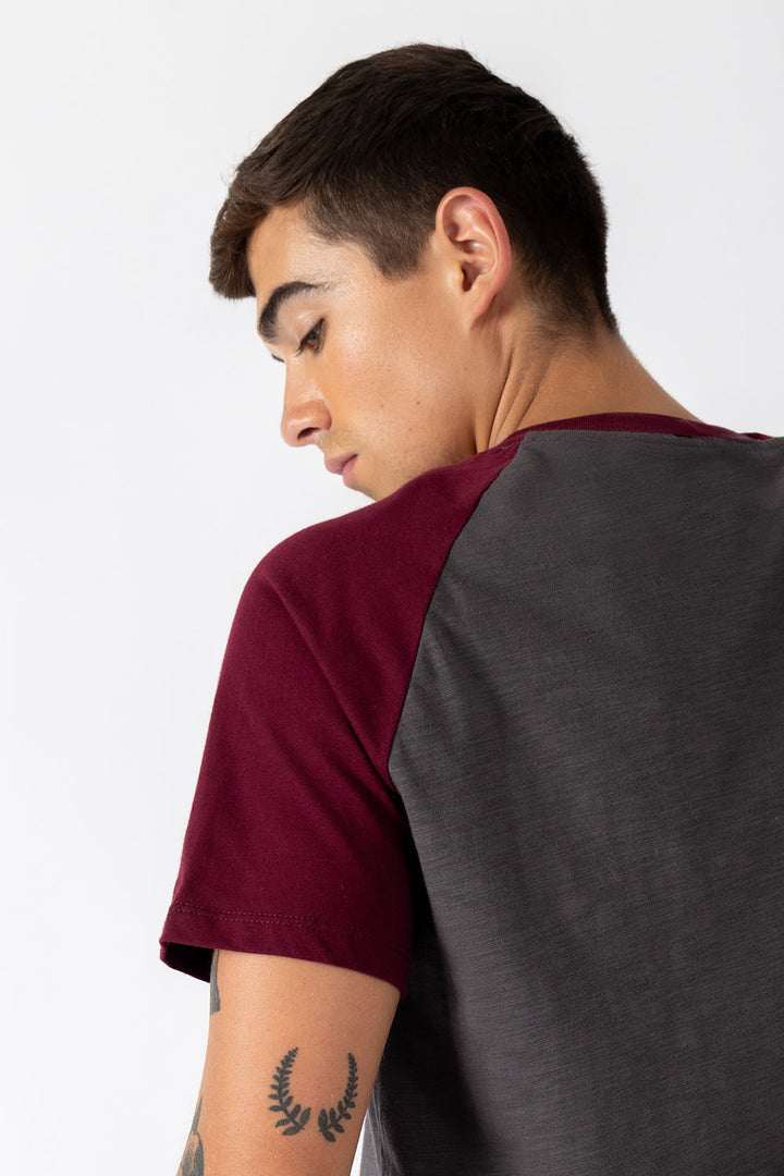 Playera combinada gris con vino - Hang Ten
