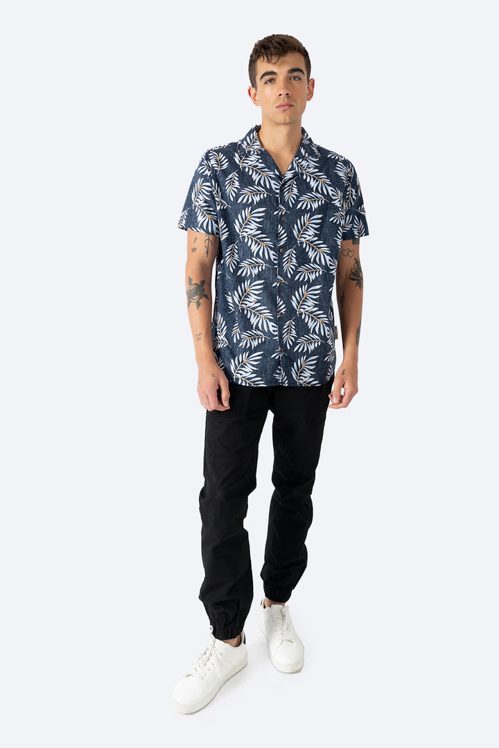 Camisa azul estampado hojas - Hang Ten