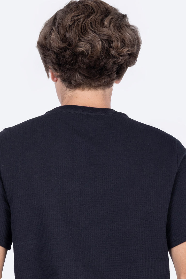 Playera negra con textura cuello redondo   - Hang Ten 