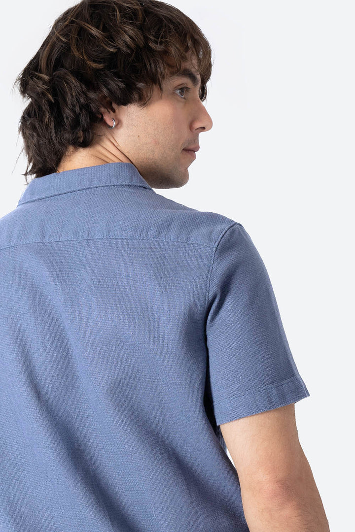 Camisa con textura en tono azul  - Hang Ten