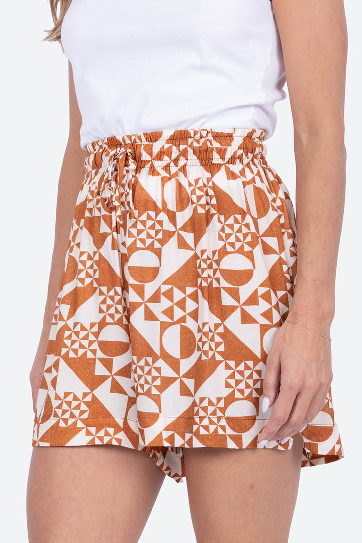 Short casual beige con estampado café - Hang Ten