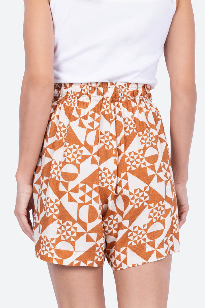 Short casual beige con estampado café - Hang Ten